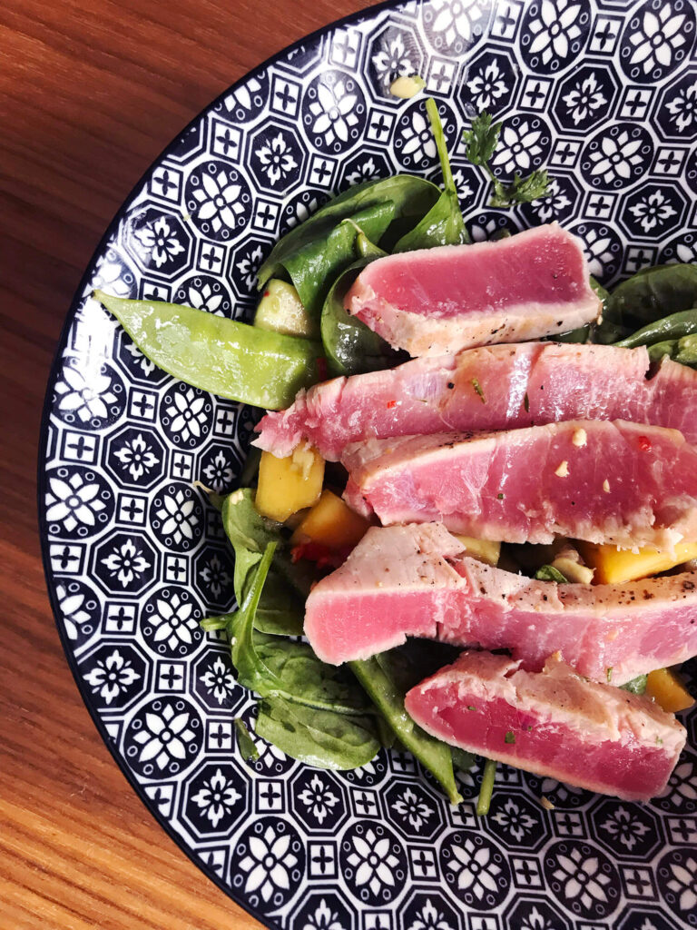 Recipe: Salad with seared tuna, mango and avocado