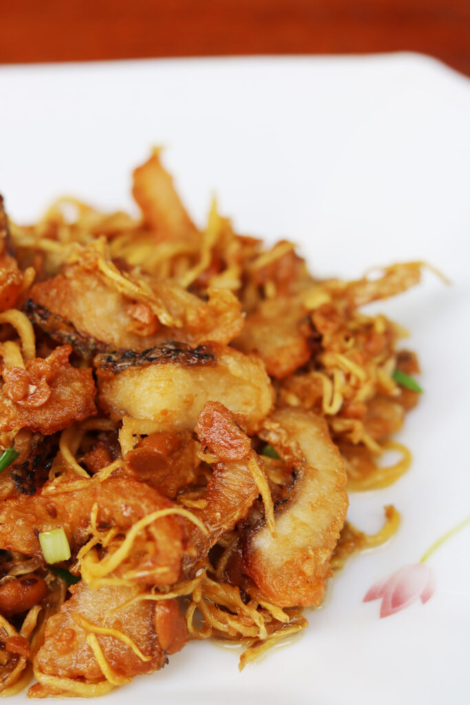 Cambodia Recipe: Crispy fried fish with ginger and fermented soybeans (trey chien chuon)