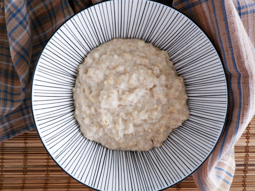 Recipe: Oatmeal with almond milk, fresh figs, and walnuts