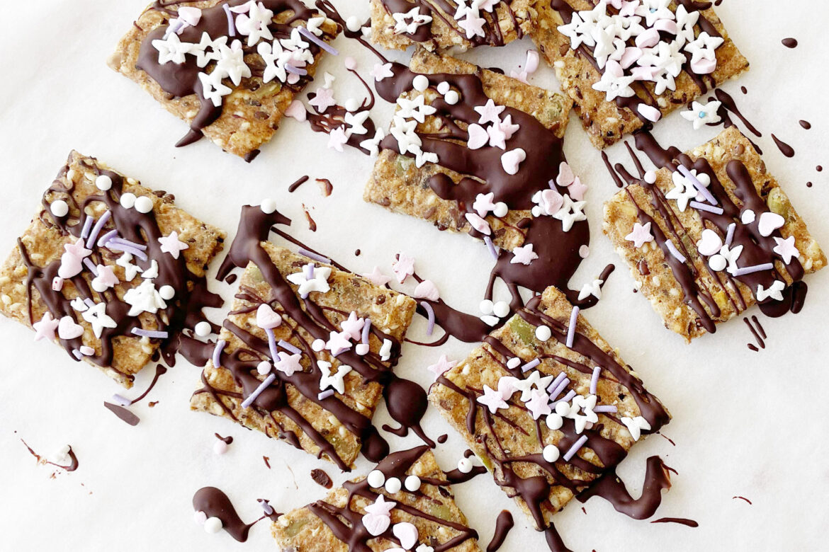 Recipe: Crackers with chocolate and sprinkles