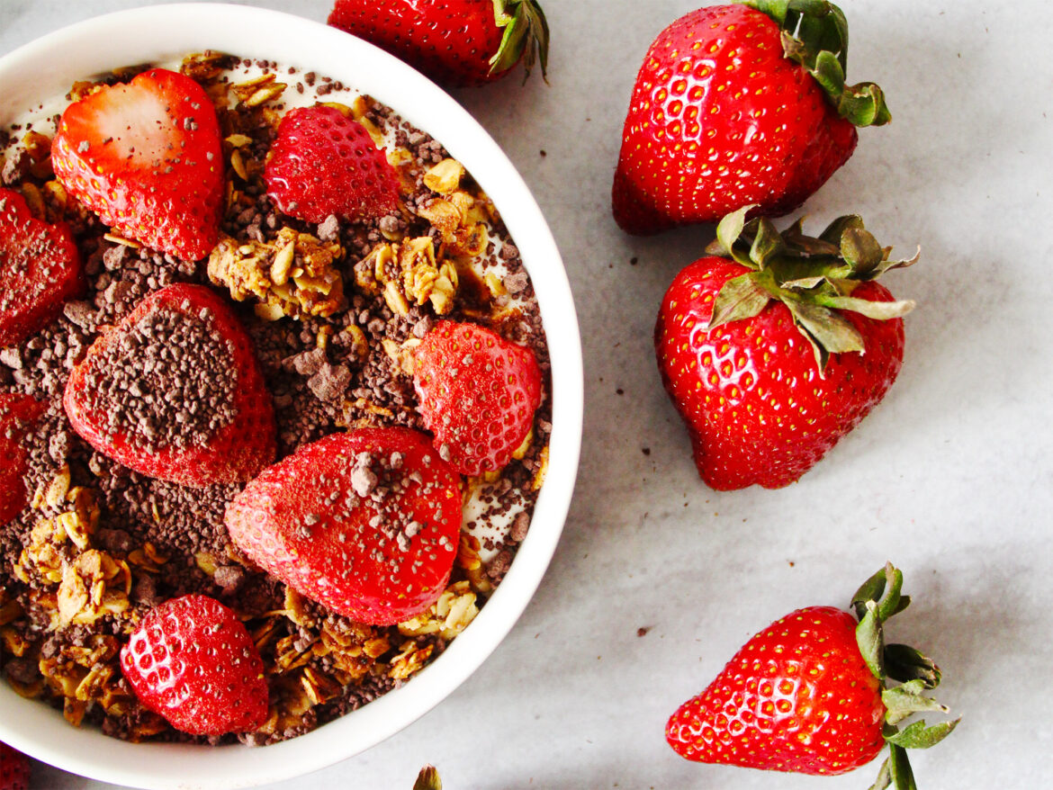 Recipe: Greek yogurt with strawberries, granola and chocolate